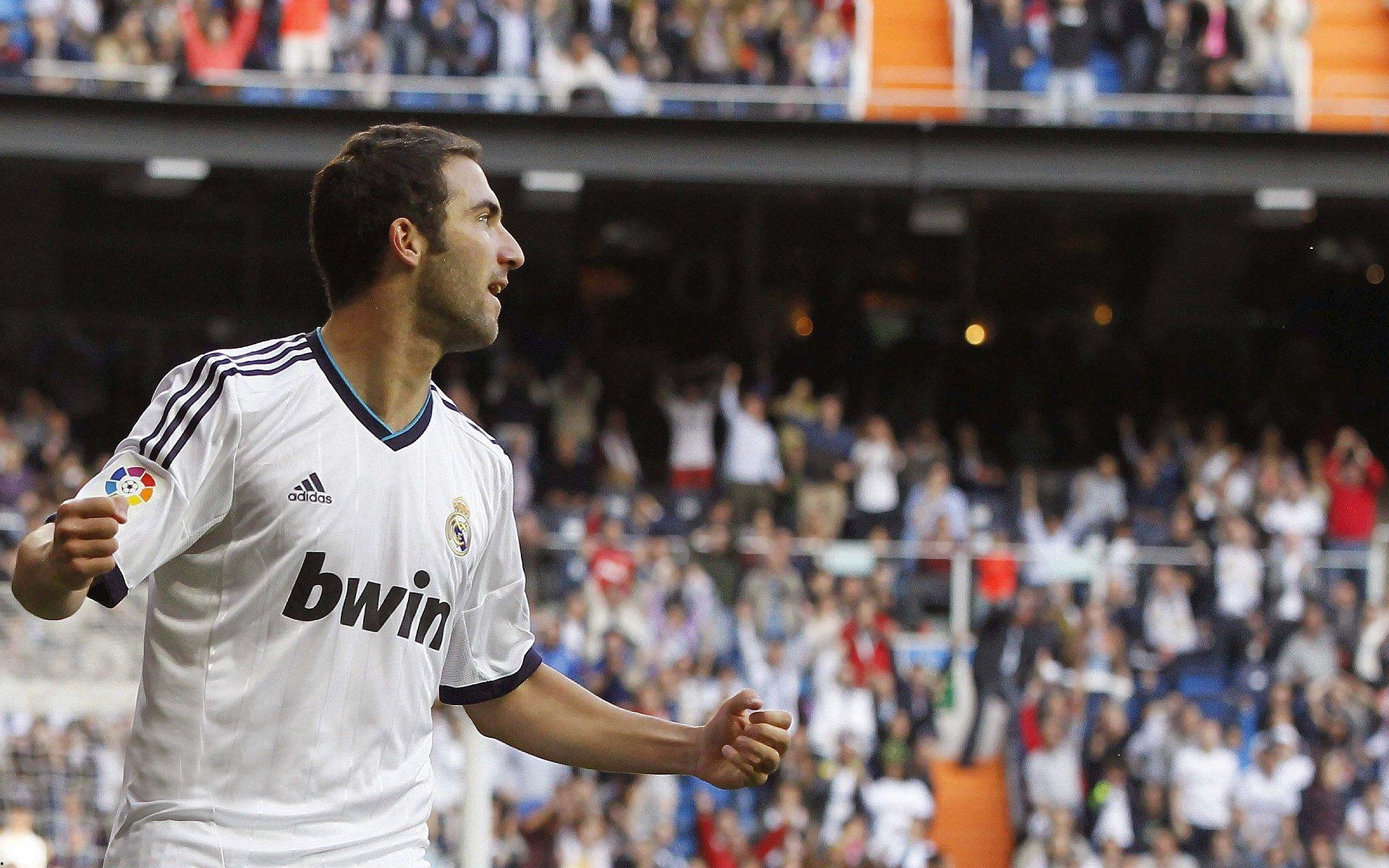 莱万失点波墨闷平，弃6后卫铁桶上双前锋强吃沙特