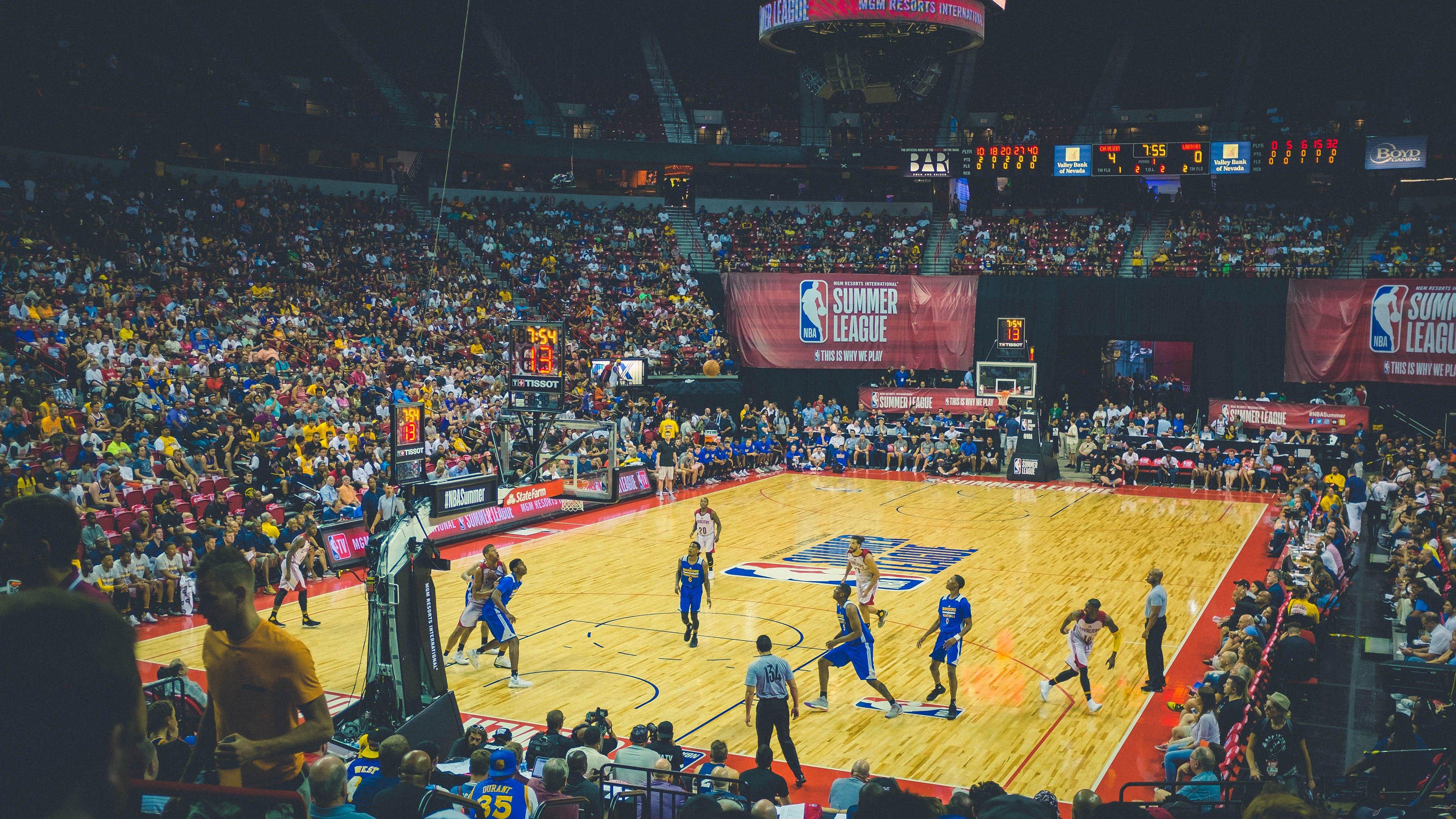 雄鹿六连败阴霾笼罩，字母哥内收肌伤势成疑，客战尼克斯迎NBA杯关键战